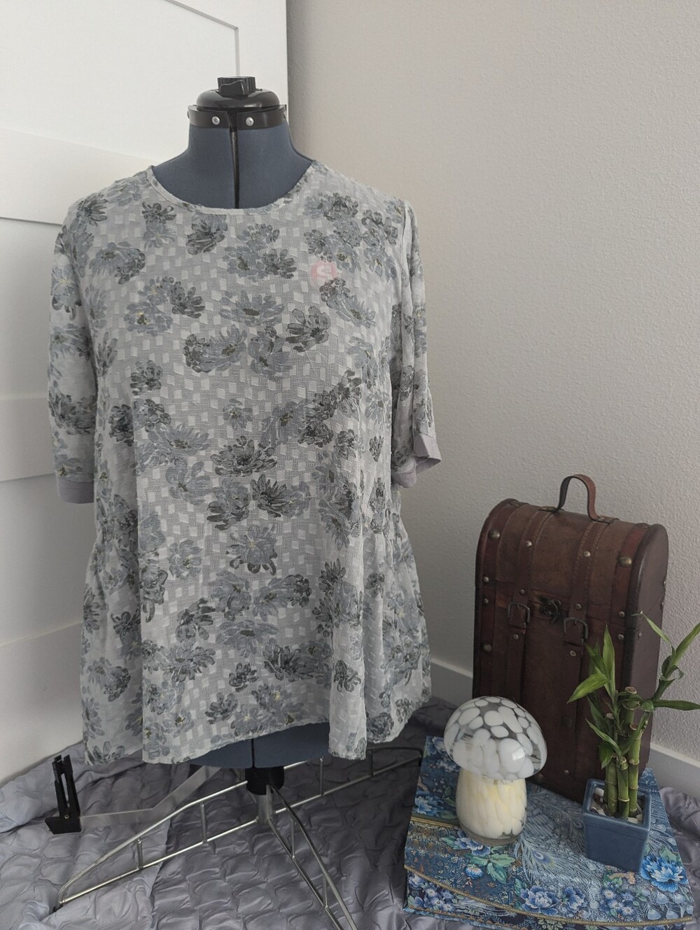 LOGO by Lori Goldstein Grey Jacquard Woven Floral Blouse Women’s Size L